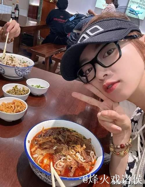 技术女神与粉丝互动的精彩瞬间